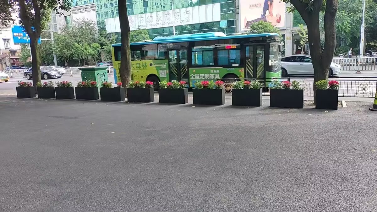 北京城市主干道中央隔离带花箱定制工程——泉州星灿家具有限公司标杆工程案例