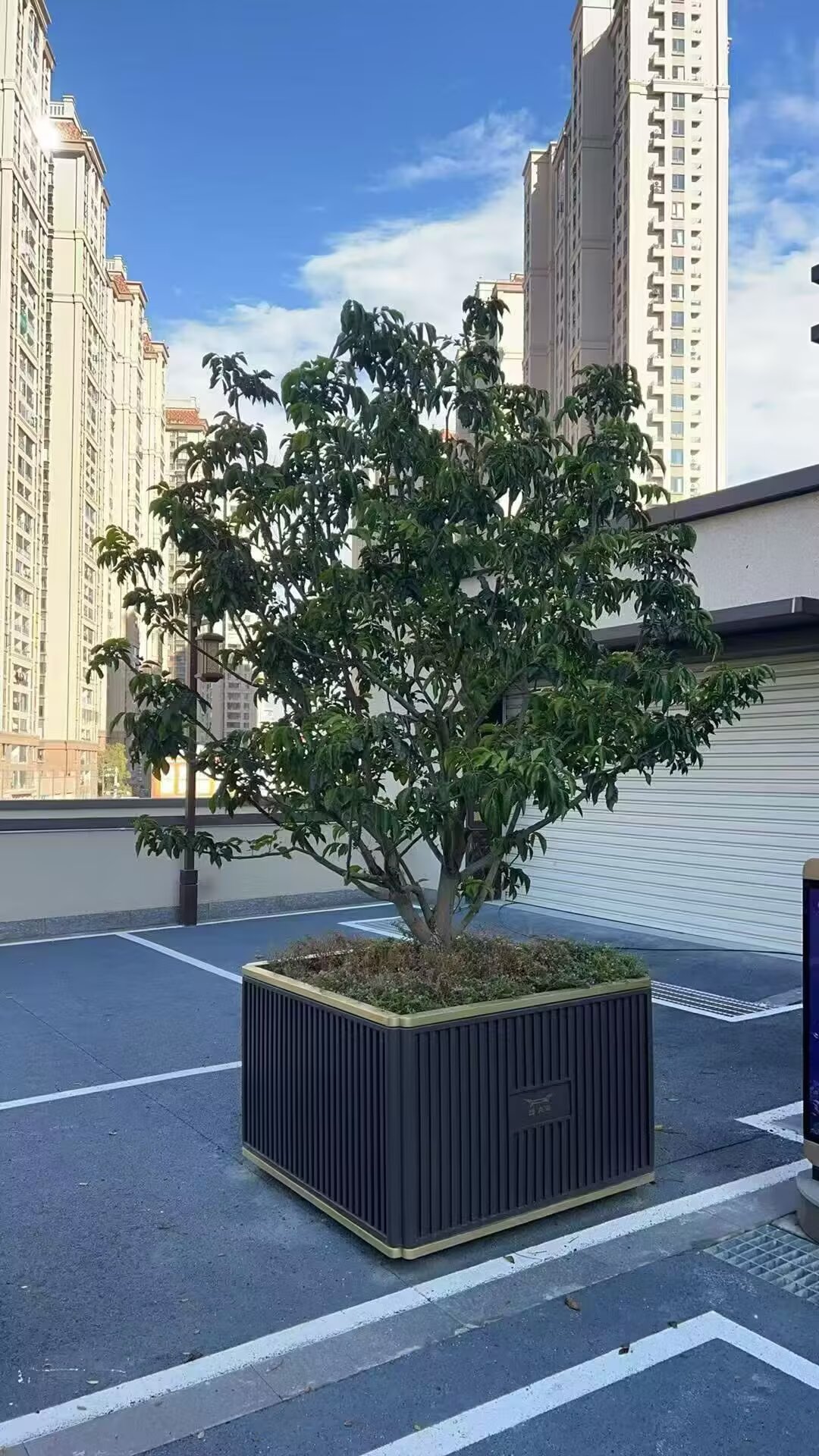 唐山富力十号院（城市核心高端住宅区）为提升社区品质与业主归家体验，推进“社区景观精细化提升”专项工作：重点针对楼顶停车场（天台露台）及首层消防登高面进行景观花箱系统更新。